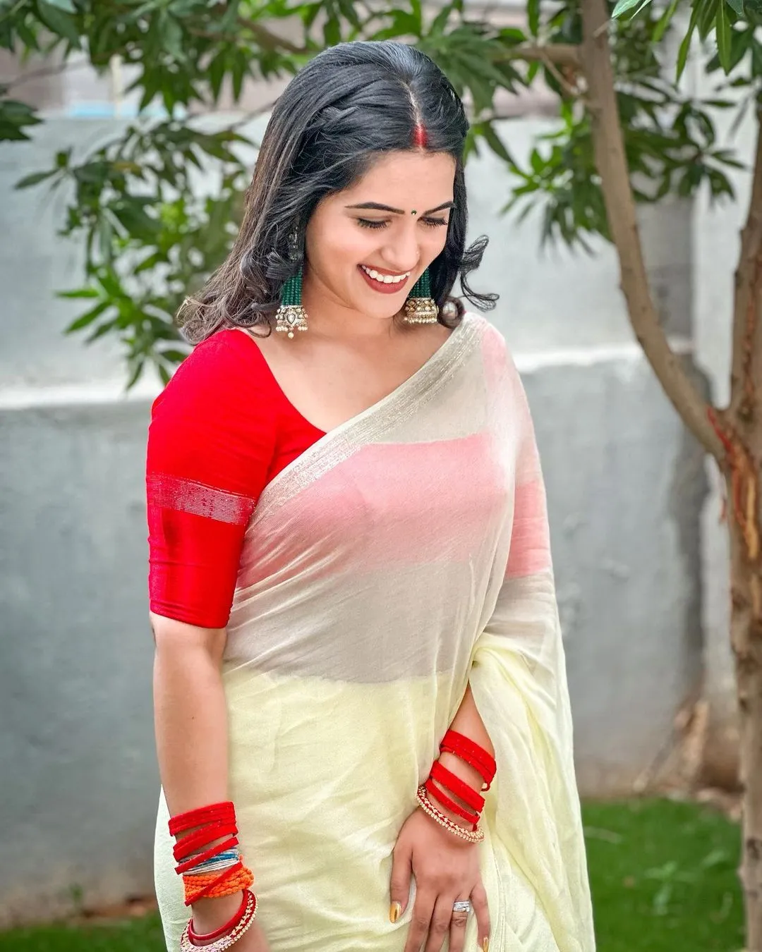 TELUGU TV ANCHOR SRAVANTHI CHOKARAPU STILLS IN WHITE SAREE RED BLOUSE 2